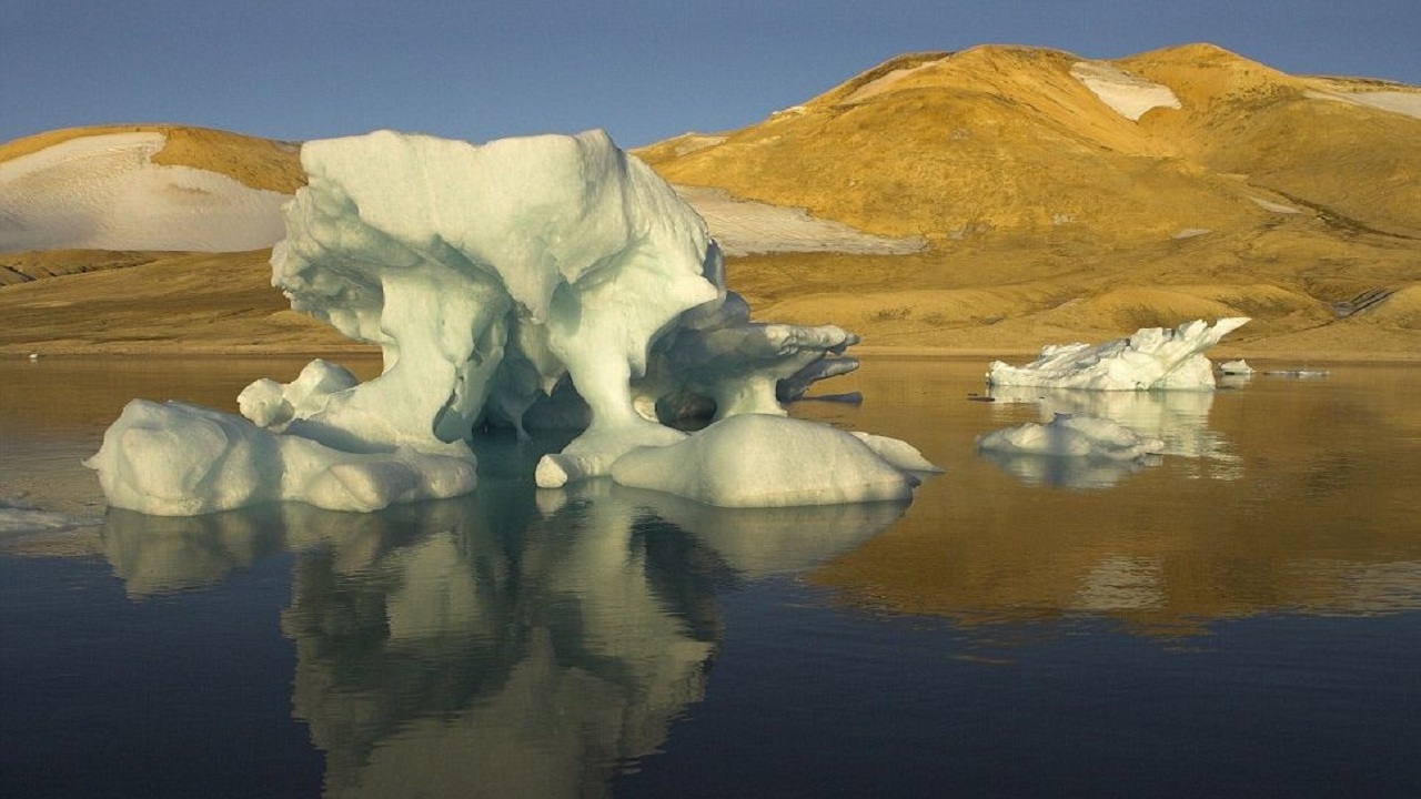 Осенний Айсберг. Svalbard группа. Arctic Lake Band.